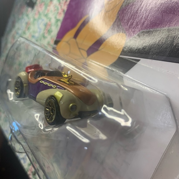 **SOLD ON ANOTHER PLATFORM**NIB Hot wheels Disney Aladdin - Picture 3 of 4
